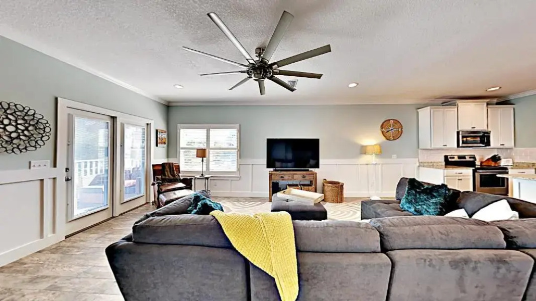 Blue Breeze, 4 Bedrooms, 3 Bathrooms, Sleeps 10, walk to Beach