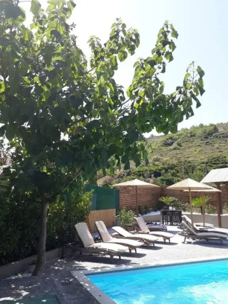 Almirikia Apartments & Rooms