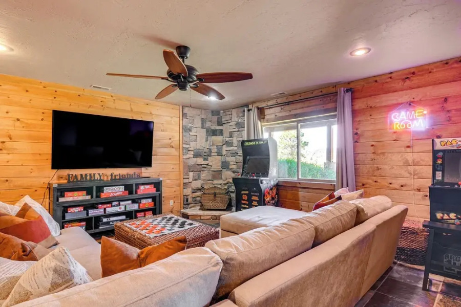 Cozy Family Cabin: Game Room, Near National Parks!