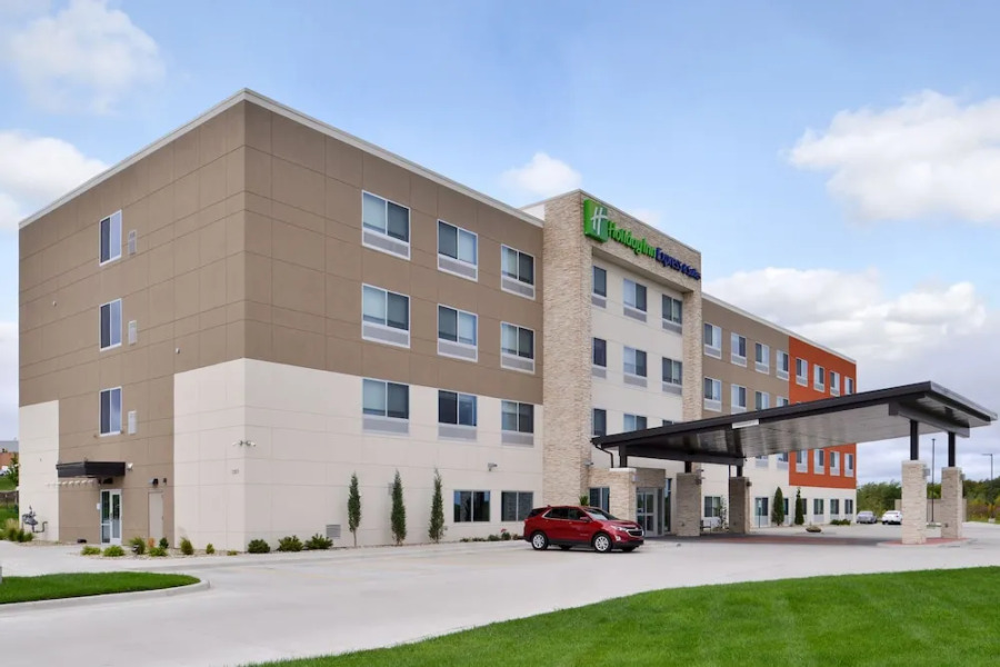 Holiday Inn Express & Suites Kansas City - Lee's Summit, an IHG Hotel