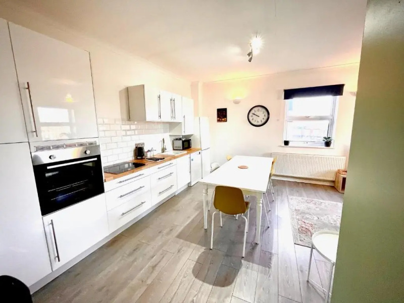 Stylish 4 bedroom Townhouse - Central Wokingham