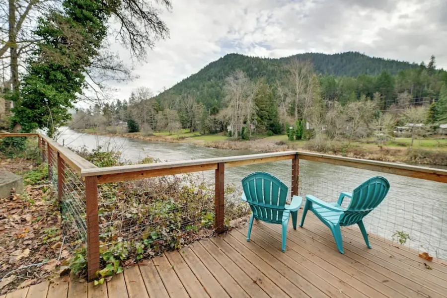 Spacious Grants Pass Home w/ Hot Tub & Views!