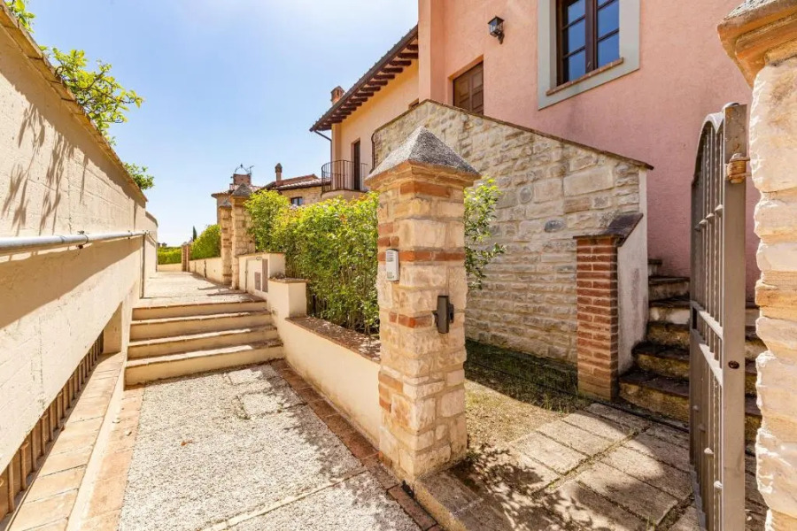 Bright Apt With Terrace and Shared Pool