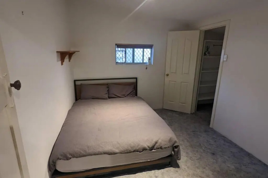 3 bedroom 2 bathroom home walking distance to town