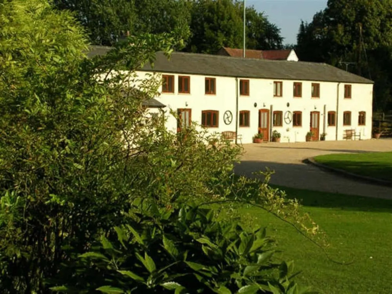 Beautiful, Spacious Cottage Offering Views of the River Nar