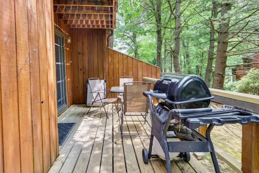 Pet-friendly Lake Harmony Townhome w/ Pool Access!