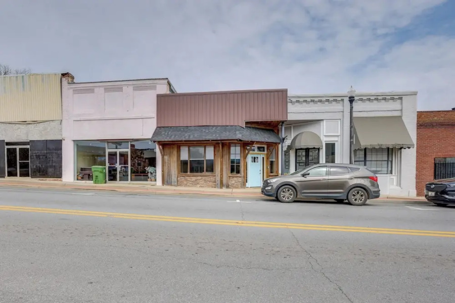 Downtown Lineville Vacation Rental ~ 10 Mi to Lake