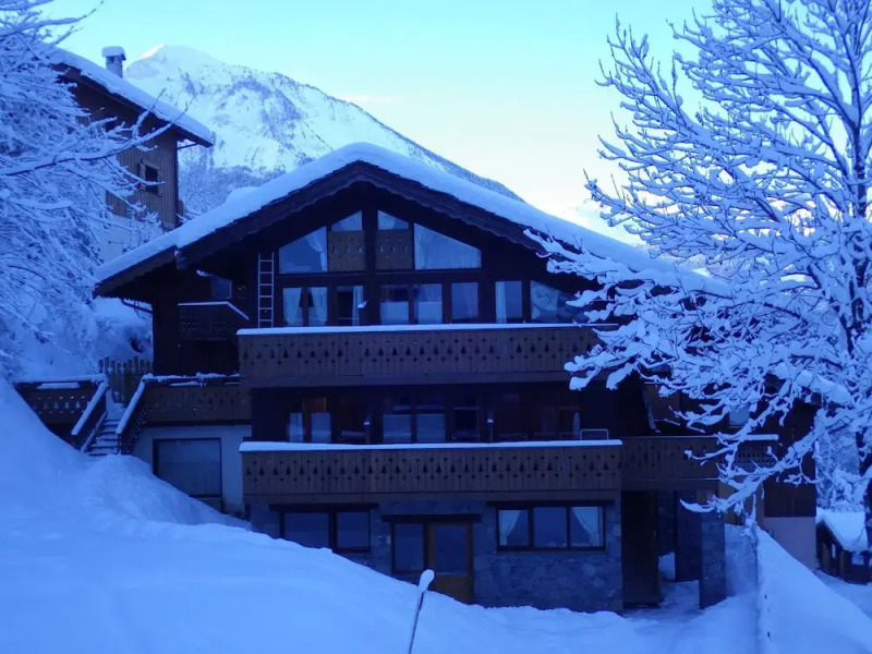 Comfortable Semi-detached Chalet 1 km. From the Nice Center