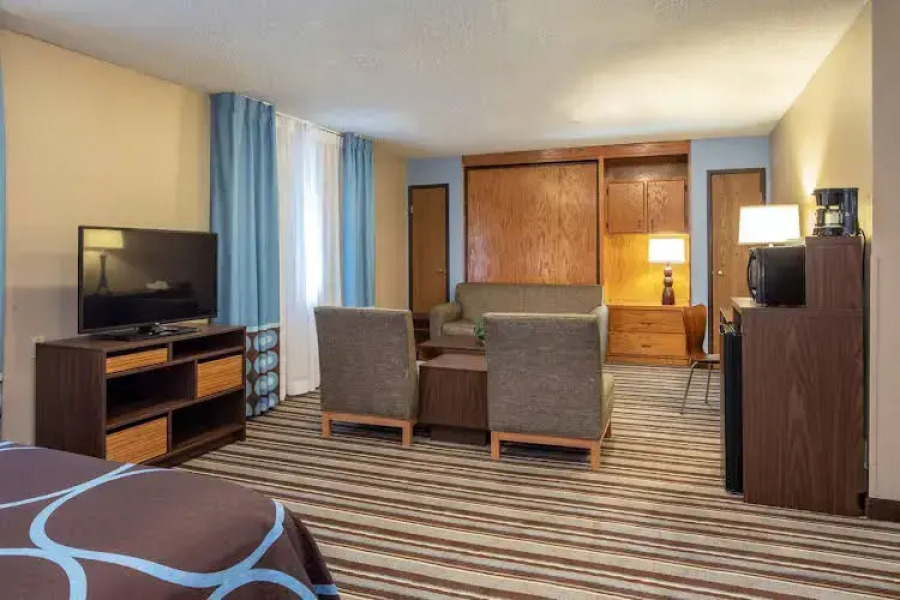 Super 8 Steubenville