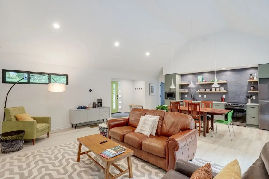 Brevard Retreat: Fireplace, Deck & Screened Porch!