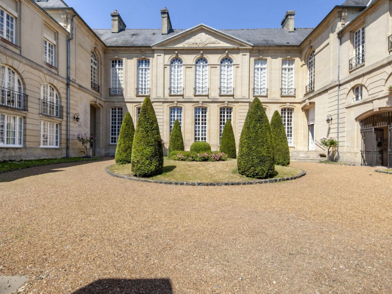 Heritage Apartment in Bayeux near Museum of Art