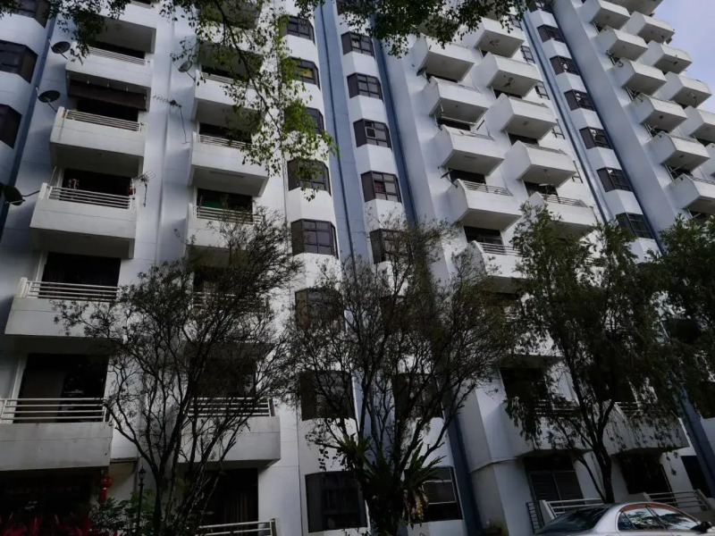 2 bedrooms surrounding natural View and pool