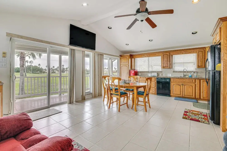 5 Mi to Beaches: Sunny Port Isabel Golf Retreat