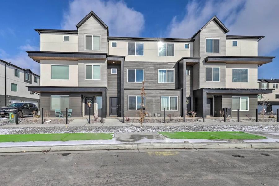 Modern Mountain Townhome - Ski Nearby