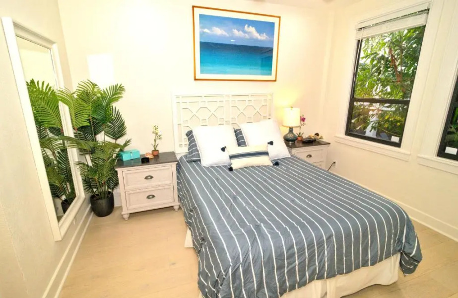 Tropical Beach Condo - Pool, Parking, 86" TV, WiFi