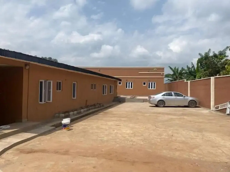 De City Hotel and Resort