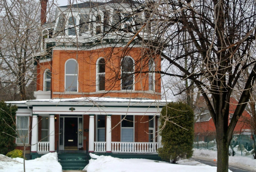 Oscar's Bed & Breakfast