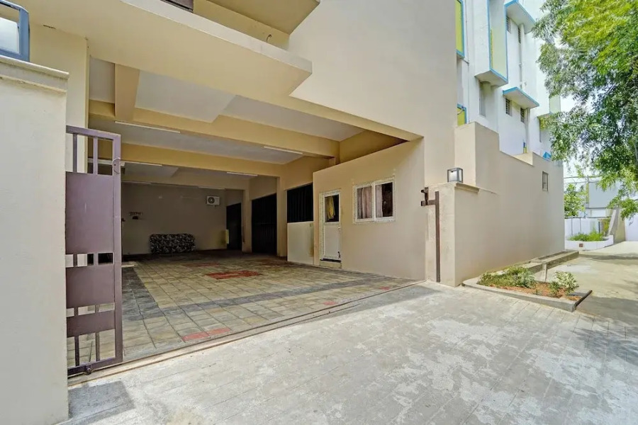 Fabhotel Praneeth Residency