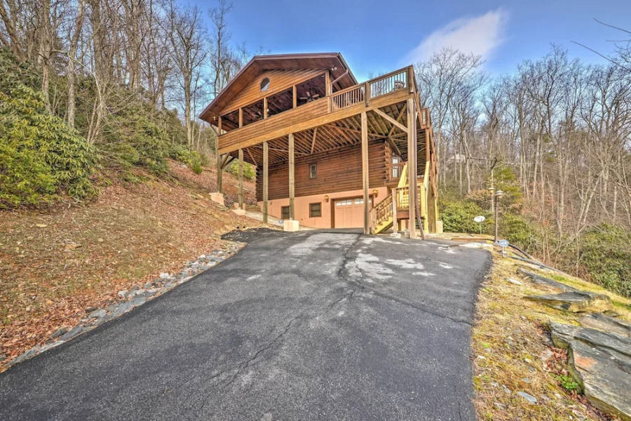 'the Cozy Bear Cabin: Upscale Deck & Mtn Views!