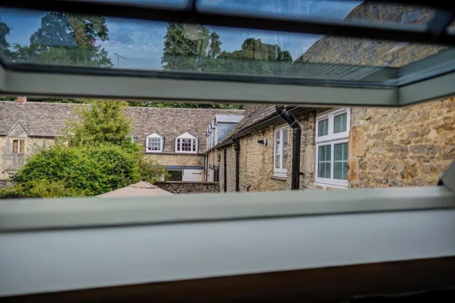 Chic Georgian town house in Cotswold town centre