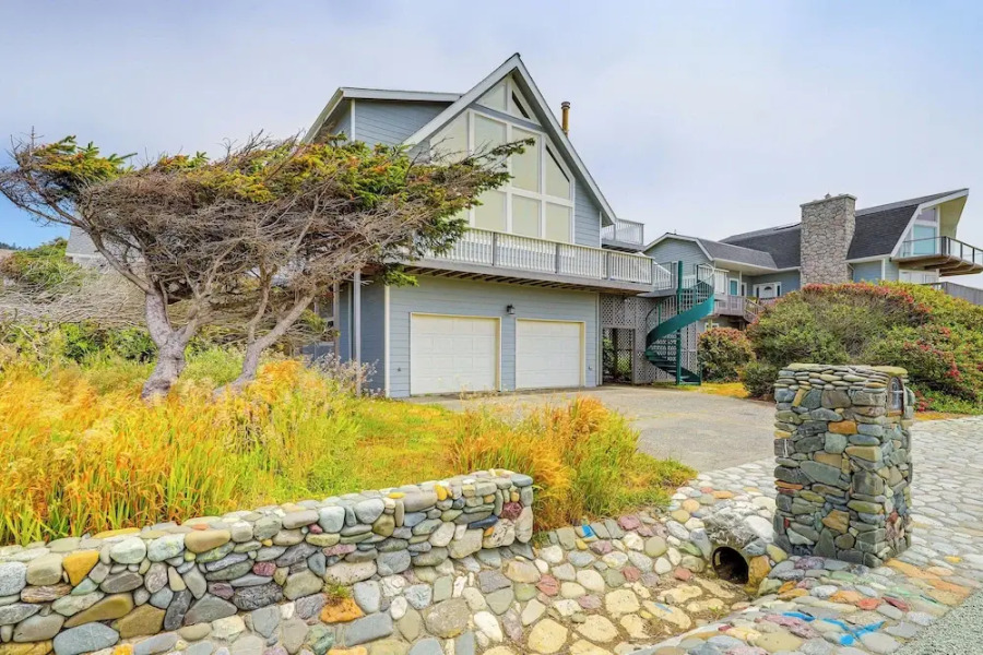 Deck + Walk to Beach: Southern Oregon Coast Home!