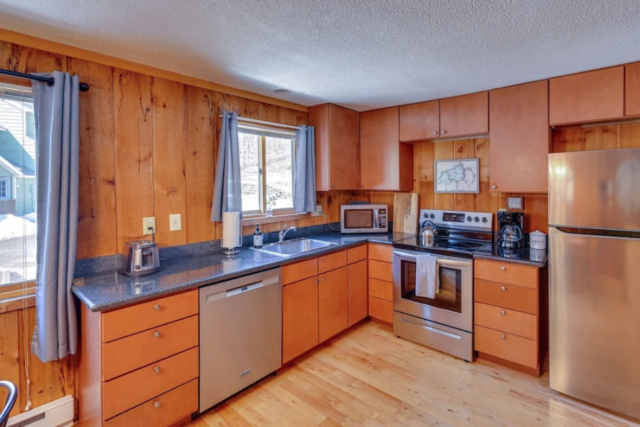 Relaxing Mountain Refuge: 4 Miles to Mt Snow!