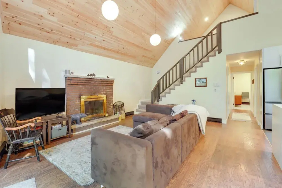 Community Beach Access: Modern Poconos Cabin!