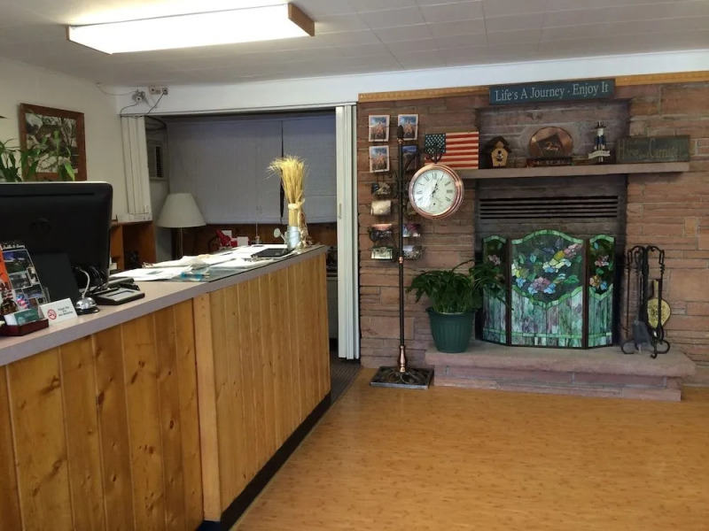 Saddle & Surrey Motel