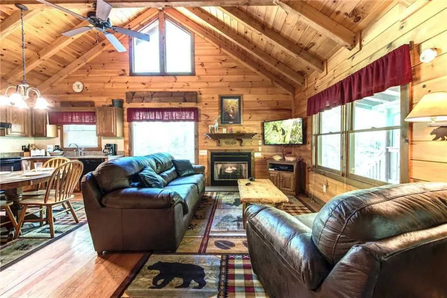 Fawn Cabin 1 Bedroom Home with Hot Tub