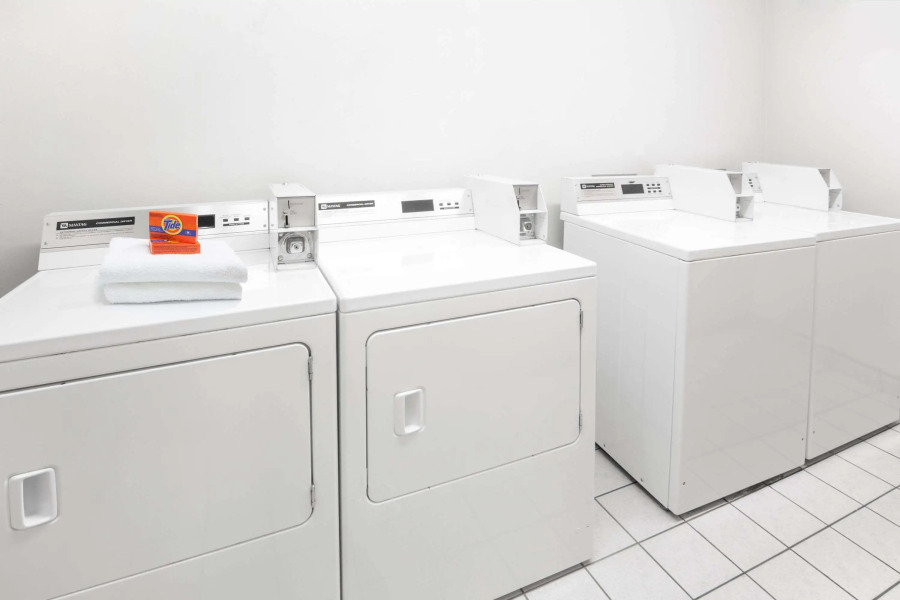 Super 8 by Wyndham Redmond