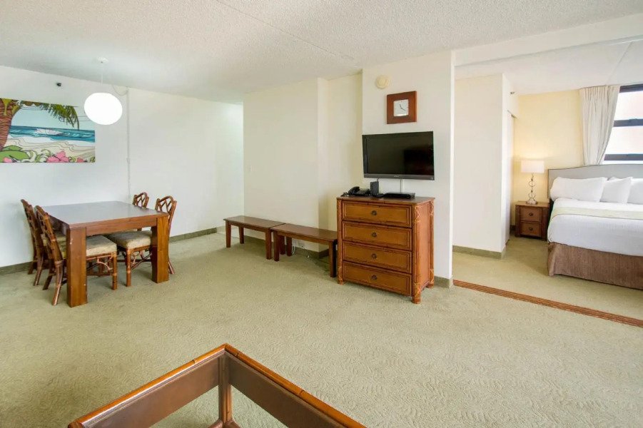 Waikiki Banyan - Ocean View Tower 1 Suite 2214