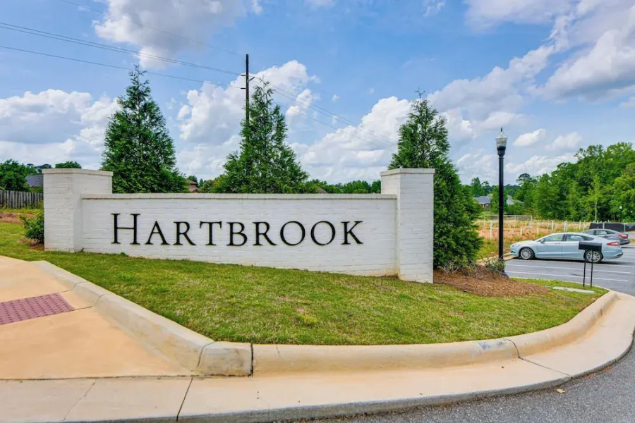 4 Mi to Auburn University: Townhome w/ Fenced Yard