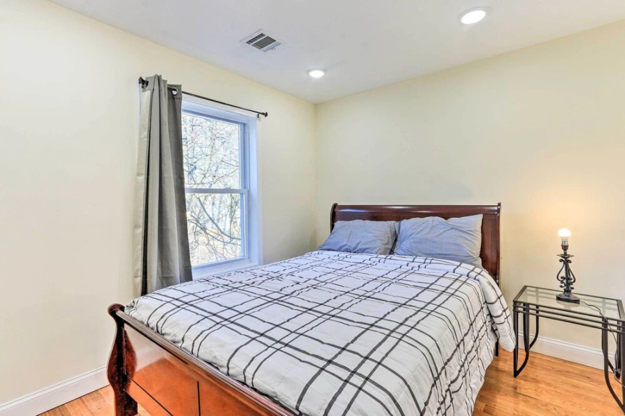 Bright Irvington Home ~ 2 Mi to Prudential Center!