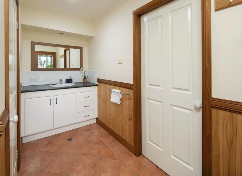 Rimrock - Superior waterfront home