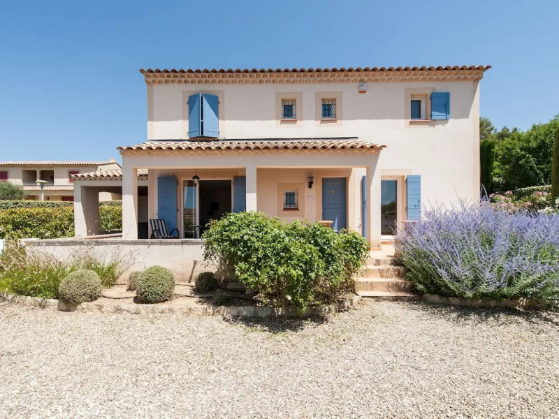 Modern Villa in Saumane-de-Vaucluse with Swimming Pool