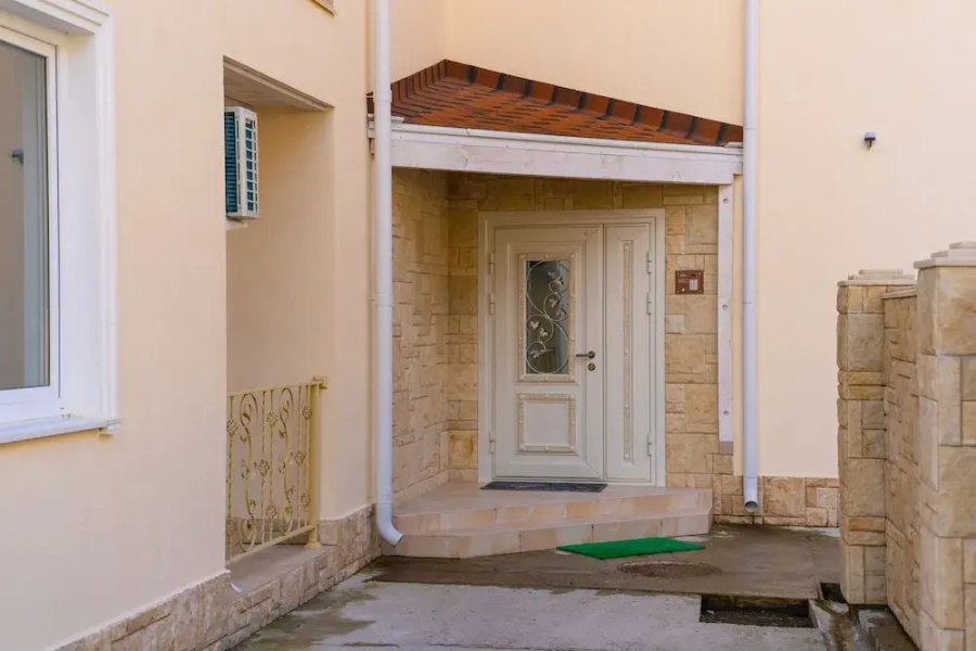 Vverkh Guest House