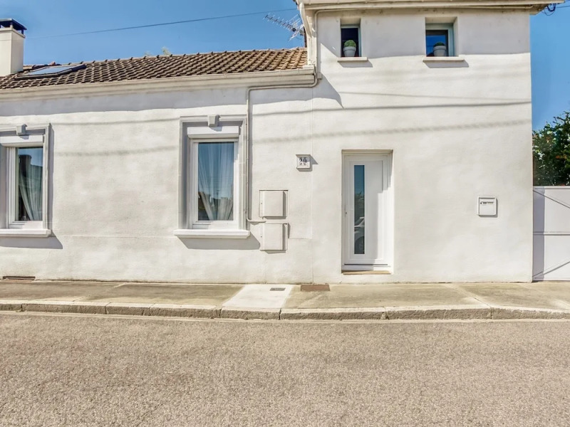 Comfortable Holiday Home in Roanne With Swimming Pool