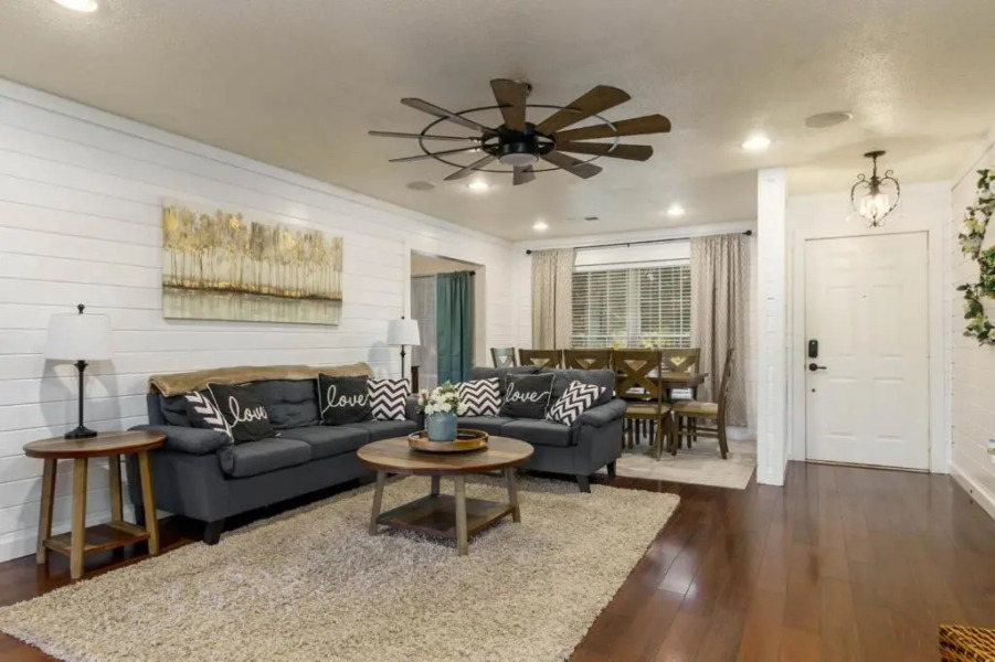 Gorgeous Alabama Home 4 Miles to Stadium Sleeps 8