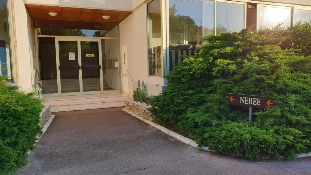 Garden and beach sea view apartment Cannes
