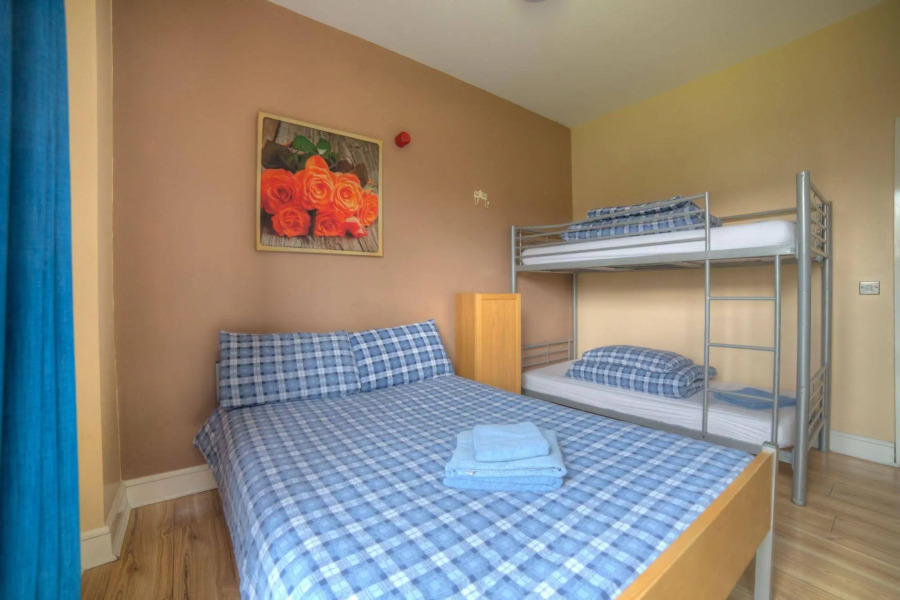 Snoozles Tourist Hostel