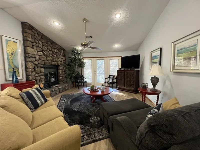 Forest view, log-sided two bedroom, two bath condo on Lake Ouachita. by RedAwning