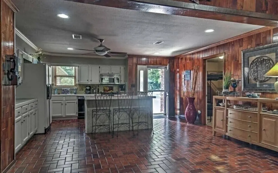 Waterfront Listing - 3 Bedroom 3 Bath on Secluded Private Cove,great Location