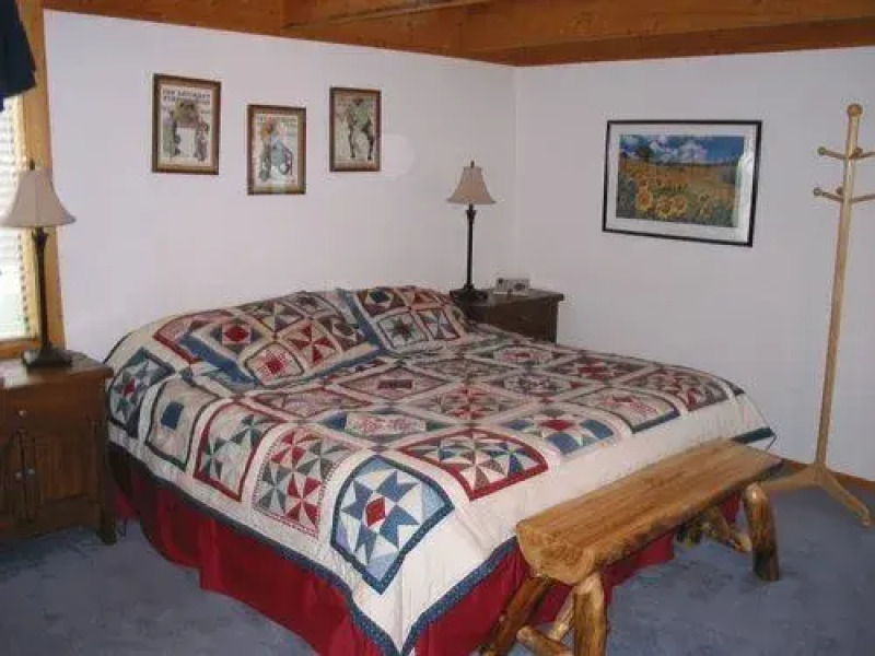 Aunt M's Kick Back 3 Br Cabin by RedAwning