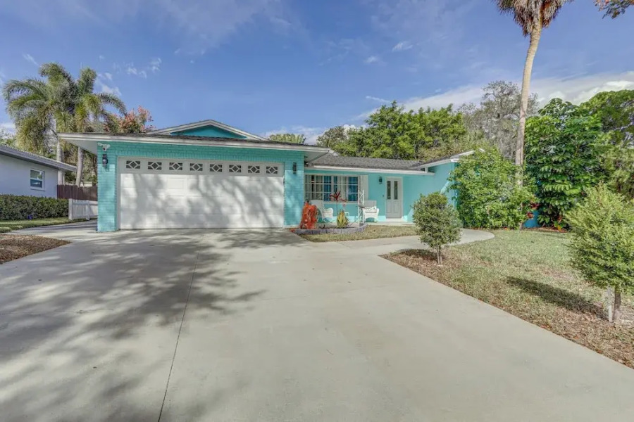 Largo Family Oasis: Private Pool & Hot Tub!