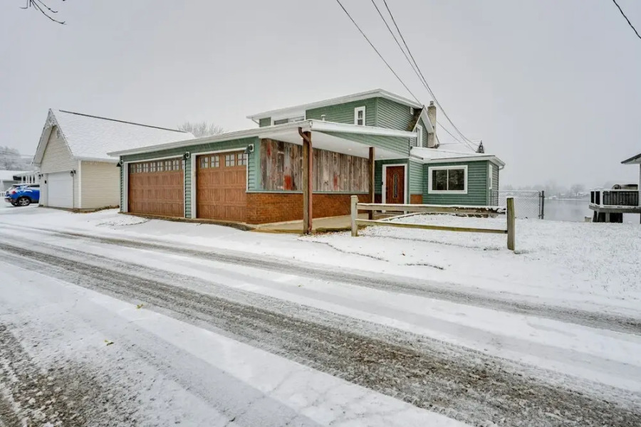 Luxe Waterfront Lake Fenton Home: Decks & Fire Pit