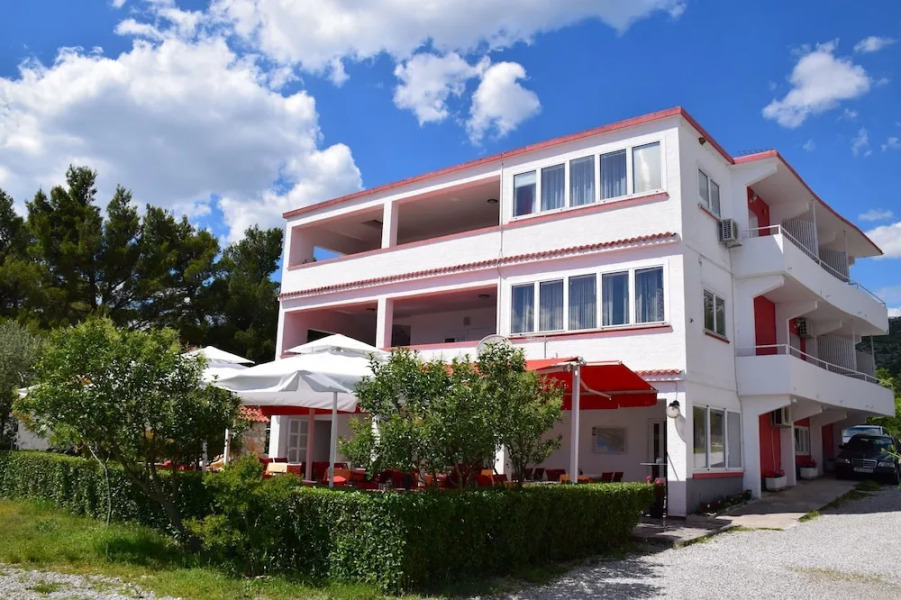 Apartments and rooms Marko