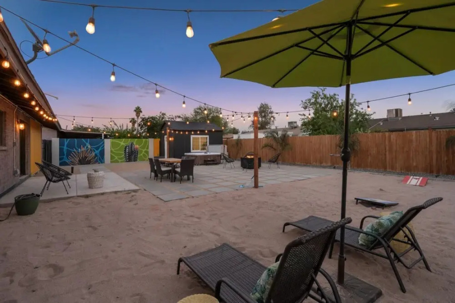 The Palms: Spacious 4-BR Retreat with Hot Tub near Gilbert by RedAwning