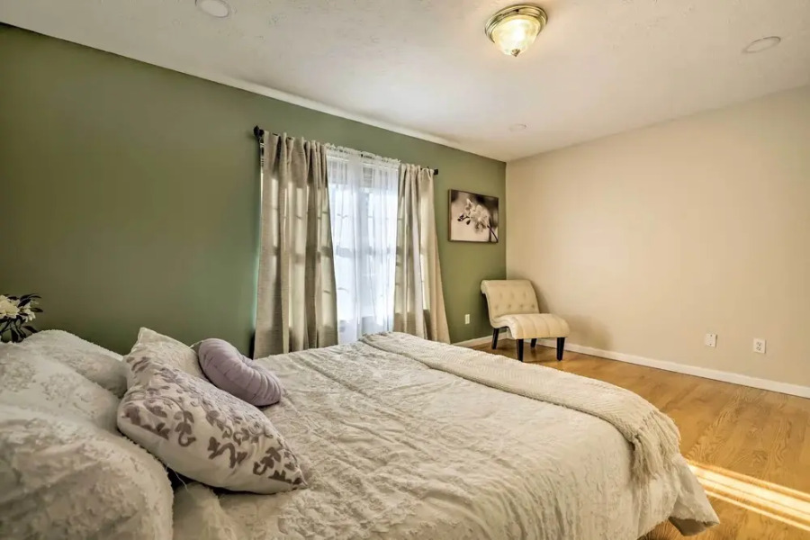 Long Pond Hideaway W/ Deck + Private Hot Tub!