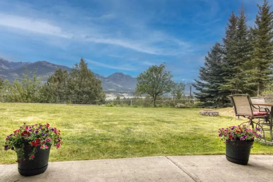 Pine Ridge, Log Home with Lake View and Backyard