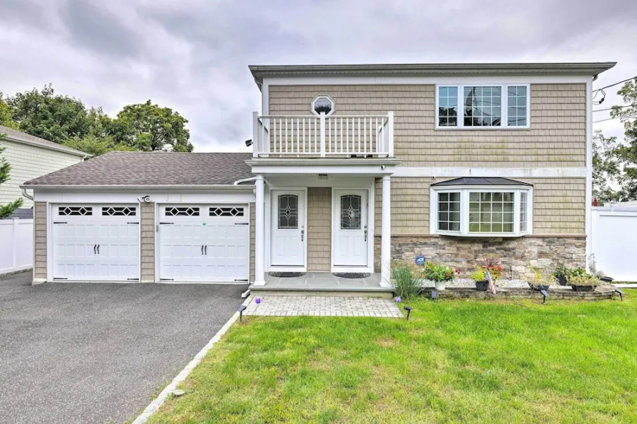 25 Mi to Nyc: Walkable Long Island Apt w/ Balcony